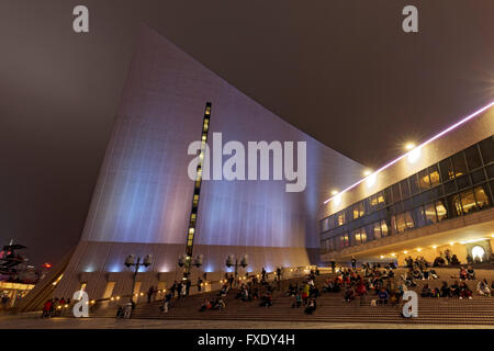 Hong Kong Cultural Centre in der Nacht, Theater und Konzert Hall, Tsim Sha Tsui, Kowloon, Hong Kong, China Stockfoto