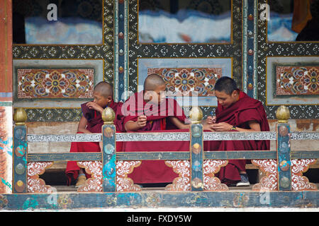 Mönche im Kloster Tamzhing, Jakar, Bumthang Valley, Bhutan Stockfoto