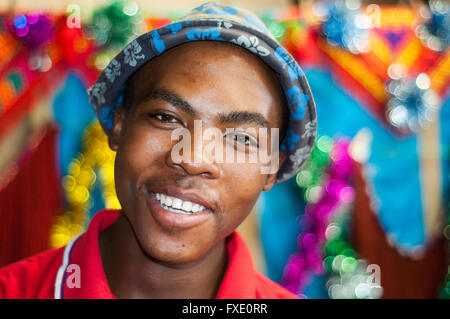 Porträt des jungen Mannes in Kunsthandwerksmarkt, Osten CBD, Maseru, Lesotho Stockfoto