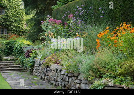 Privaten, traditionellen, gepflegten, ländlichen Garten, West Yorkshire, England - bunte Blumen auf der erhöhten krautige Grenze im Sommer. Stockfoto