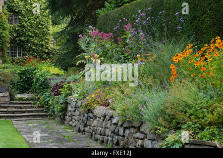 Privaten, traditionellen, gepflegten, ländlichen Garten, West Yorkshire, England - bunte Blumen auf der erhöhten krautige Grenze im Sommer. Stockfoto