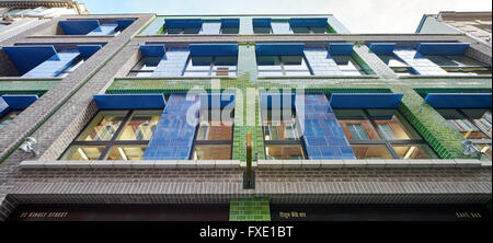 Mauerwerk, bunt glasierten Ziegel und Fenster zeigt von unten angeschaut 36 Carnaby Street + Carnaby Court, London, Großbritannien Stockfoto