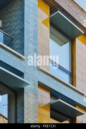Mauerwerk, bunt glasierten Ziegel und Fenster offenbart. 36 Carnaby Street + Carnaby Court, London, Vereinigtes Königreich. Architekt: Rolfe Stockfoto
