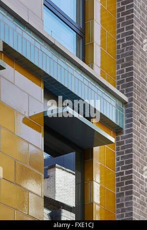 Mauerwerk, bunt glasierten Ziegel und Fenster offenbart. 36 Carnaby Street + Carnaby Court, London, Vereinigtes Königreich. Architekt: Rolfe Stockfoto