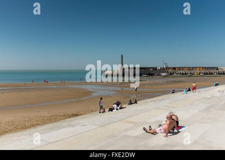 Sonnenanbeter am Strand von Margate, Kent, UK Stockfoto