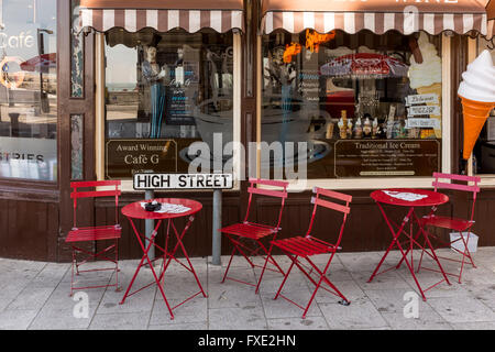 Ein Café auf High Street, UK Stockfoto