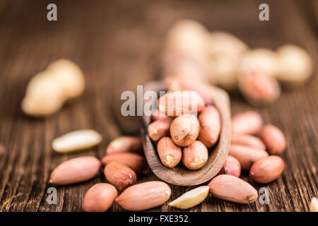 Portion Erdnuss Samen auf rustikalen Hintergrund (Tiefenschärfe, Nahaufnahme) Stockfoto