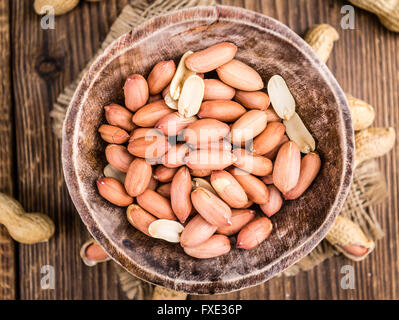 Portion Erdnuss Samen auf rustikalen Hintergrund (Tiefenschärfe, Nahaufnahme) Stockfoto