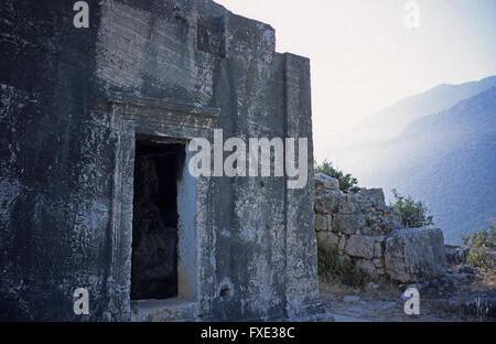 Massive geplündert lykischen Grab in den Hügeln der Provinz Kas, Antalya, Türkei Stockfoto