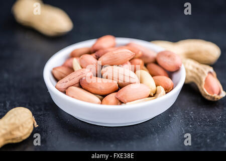 Portion Erdnuss Samen auf rustikalen Hintergrund (Tiefenschärfe, Nahaufnahme) Stockfoto