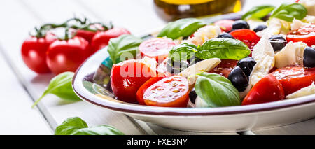 Caprese. Caprese-Salat. Italienischer Salat. Mediterraner Salat. Italienische Küche. Mediterrane Küche. Tomaten-Mozzarella-Basilikum-leav Stockfoto