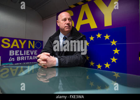 GETHIN JAMES, UKIP, Ceredigion Grafschaftsrat Stadtrat, mit seiner "Say No" Anti-Europa "Schlacht Bus' in Cardigan, Ceredigion: Die Europhilen Wahlkreis im Vereinigten Königreich Stockfoto