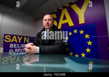 GETHIN JAMES, UKIP, Ceredigion Grafschaftsrat Stadtrat, mit seiner "Say No" Anti-Europa "Schlacht Bus' in Cardigan, Ceredigion: Die Europhilen Wahlkreis im Vereinigten Königreich Stockfoto