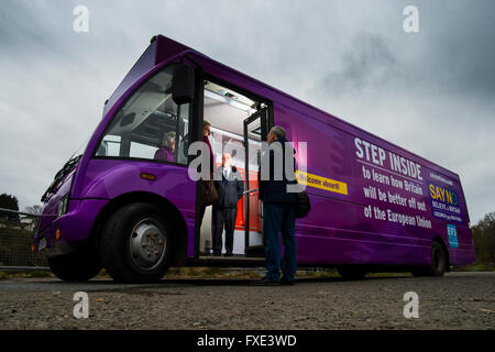 GETHIN JAMES, UKIP, Ceredigion Grafschaftsrat Stadtrat, mit seiner "Say No" Anti-Europa "Schlacht Bus' in Cardigan, Ceredigion: Die Europhilen Wahlkreis im Vereinigten Königreich Stockfoto