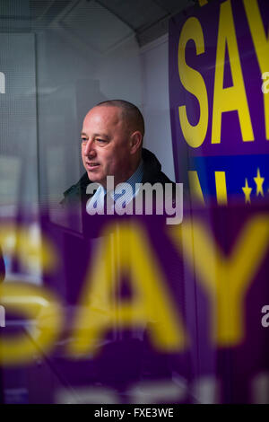 GETHIN JAMES, UKIP Stadtrat Ceredigion County Council, mit seiner "Say No" Anti-Europa "Schlacht Bus' in Cardigan, Ceredigion: Die Europhilen Wahlkreis im Vereinigten Königreich Stockfoto