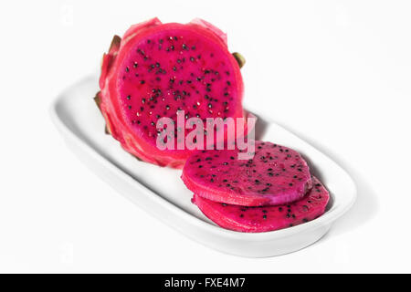 Rosa gefärbte Innenseiten einer exotischen tropischen Drachenfrucht oder pitaya. Studio Fotografie Bild von einer unglaublichen Gesundheit Nahrung auf weißem Hintergrund Stockfoto