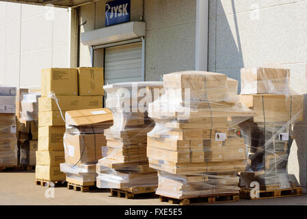 Lyckeby, Schweden - 7. April 2016: Paletten voller Plastik eingewickelt waren bereit, in den Geschäften Lager transportiert werden. J Stockfoto
