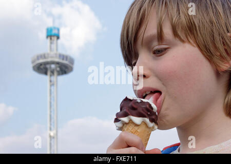 junge essen Eis vor Stadt Skyliner, Jahrmarkt ´Dom´, Hamburg, Deutschland Stockfoto