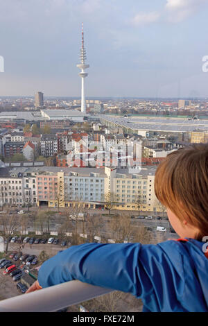 Fernsehturm gesehen aus dem Spaß Reiten Vallée Skyliner´, fun fair ´Dom´, Hamburg, Deutschland Stockfoto