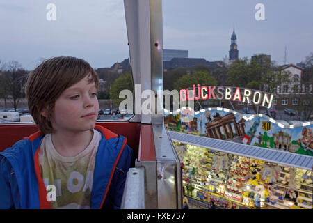 kleiner Junge im Riesenrad, Jahrmarkt ´Dom´, Hamburg, Deutschland Stockfoto