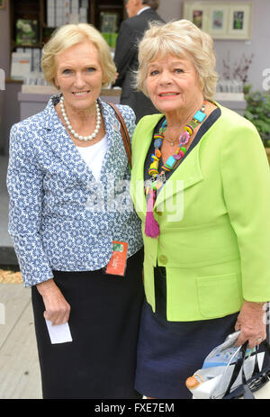 Mary Berry und Judith Chalmers an der RHS Chelsea Flower Show im RHS Chelsea Flower Show 20/5/2013 Foto von Brian Jordan / Retna Bilder Stockfoto