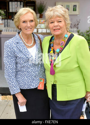 Mary Berry und Judith Chalmers an der RHS Chelsea Flower Show im RHS Chelsea Flower Show 20/5/2013 Foto von Brian Jordan / Retna Bilder Stockfoto