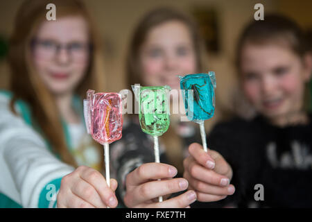 Lollypop mit Insekten im Inneren Stockfoto