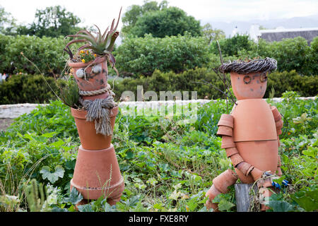 Terrakotta-Vogelscheuche auf Babylonstoren Farm in der Nähe von Franschhoek in Western Cape - Südafrika Stockfoto