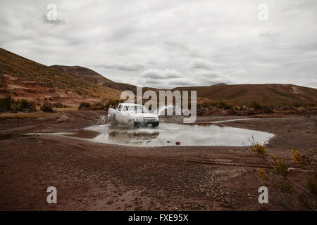 Kirgisistan, Kirgistan, einsamen Reisenden Offroad im Tal, Verteidiger im Wasser. Stockfoto