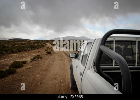 Kirgisistan, Kirgistan, Asien, einsame Reise, 4WD, Verteidiger in der Steppe unterwegs Stockfoto