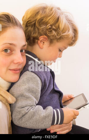 Schuss der Mutter halten junge mit einem digitalen tablet Stockfoto