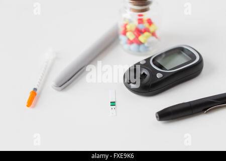 Nahaufnahme von Blutzucker-Teststreifen und Blutzuckermessgerät Stockfoto