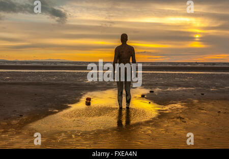 Diese spektakulären Skulpturen von Antony Gormley sind auf Crosby Strand. Ein weiterer Ort besteht aus 100 gusseiserne, lebensgroße Figuren. Stockfoto