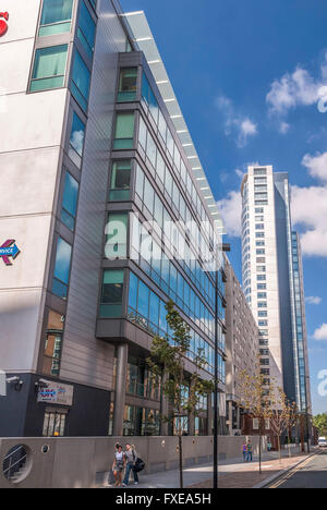 Die Passstelle in Old Hall Street in Liverpool. Merseyside Nordwestengland. Das Radisson Hotel ragt hinter Stockfoto