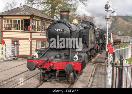 Llangollen Eisenbahn Spring Steam Gala April 2016. BR 4-6-0 No.7820 Dinmore Manor hinter Tenderlok GWR 5101 Klasse 2-6-2 t No.5199 Stockfoto