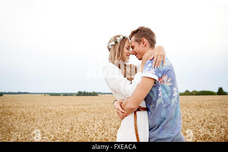 glücklich lächelnden jungen Hippie-paar im freien Stockfoto