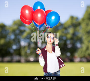 glücklich Teenager-Mädchen mit Helium-Ballons Stockfoto