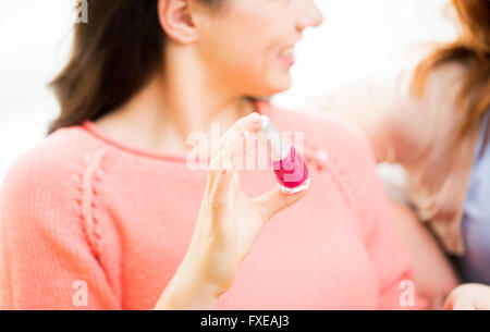 Nahaufnahme eines lächelnden jungen Frau mit Nagellack Stockfoto