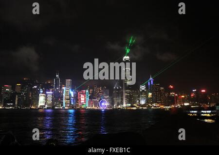 Hong Kong Skyline bei Nacht. Beleuchtete Stadt. Symphonie der Lichter Stockfoto