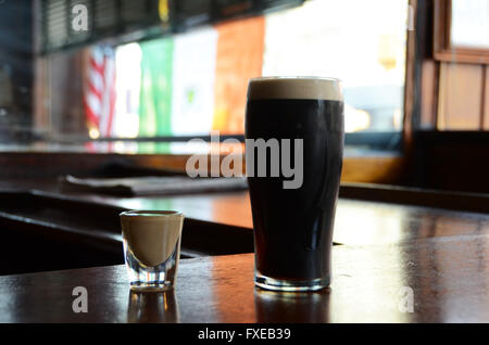 Getränk bekannt als eine irische Autobombe - Guinness oder Stout mit Baileys auf eine Bar in Brooklyn, New York Stockfoto