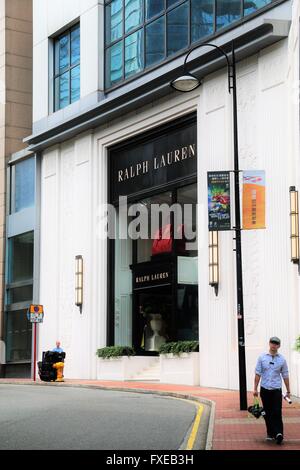 Straßen in Hong Kong. Eine trendige Mann zu Fuß auf dem Bürgersteig in der städtischen Hongkong Street. Stockfoto