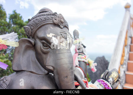 Der Kopf des Hindu-Gottes Ganesh auf Tiger cave Temple mountain Stockfoto