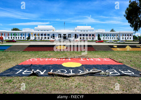 Canberra Old Parliament House und die australische Aboriginal Flagge als Zeichen des Protests, Australia Capital Territory, Australien Stockfoto