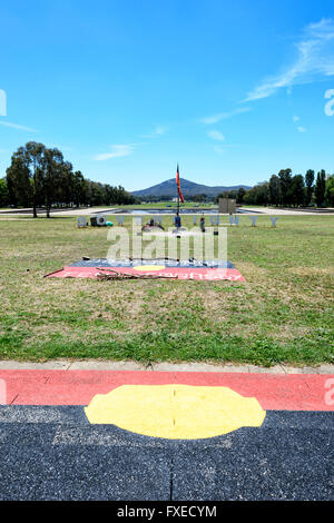 Capital Hill, mit Eingeborene Zelt-Botschaft-Zeichen, Canberra, Australien Capital Territory, ACT, Australia Stockfoto