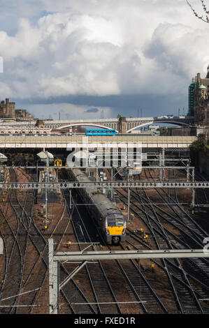 Verlassen Waverley Bahnhof unter dramatischen Himmel, Edinburgh, Schottland, UK, Stockfoto