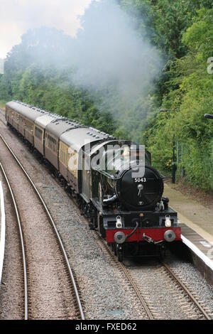 5043 übergibt Earl of Mount Edgecumbe Wilmcote Bahnhof in Richtung Birmingham Stockfoto