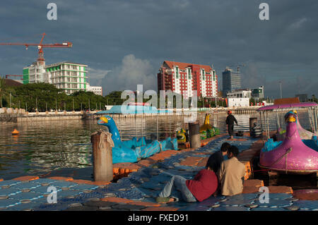 Das tägliche Leben an der Losari Beach in Makassar, Indonesien Stockfoto