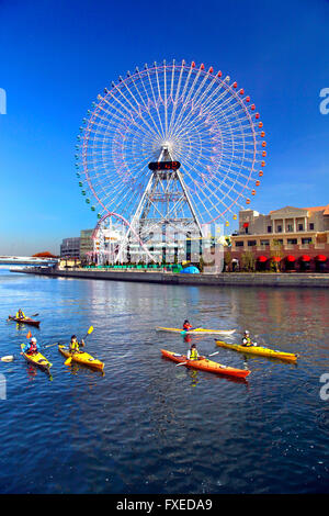 Riesenrad und Kanu-Gruppe am Kanal Yokohama Japan Stockfoto