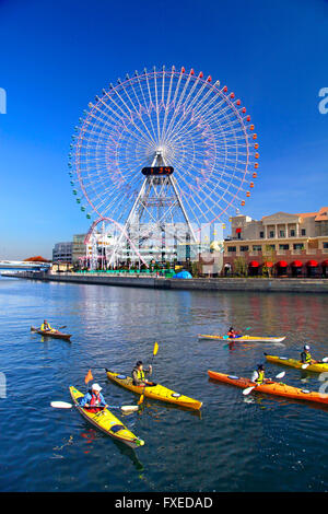 Riesenrad und Kanu-Gruppe am Kanal Yokohama Japan Stockfoto