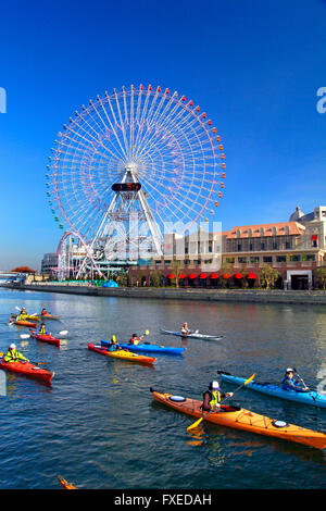 Riesenrad und Kanu-Gruppe am Kanal Yokohama Japan Stockfoto